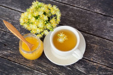 Ihlamur çiçek, bitkisel ilaçlar, bal ve limon ile sağlıklı çay. alternatif veya tamamlayıcı tıp, geleneksel tıp. yumuşak odak resim 