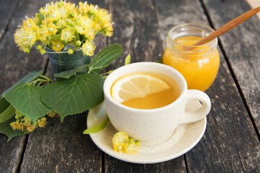 Ihlamur çiçek, bitkisel ilaçlar, bal ve limon ile sağlıklı çay. alternatif veya tamamlayıcı tıp, geleneksel tıp. yumuşak odak resim 