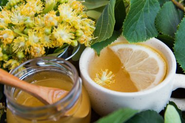 Ihlamur çiçek, bitkisel ilaçlar, bal ve limon ile sağlıklı çay. alternatif veya tamamlayıcı tıp, geleneksel tıp. yumuşak odak resim 