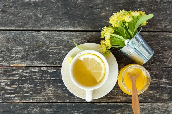 Липа Цветы Травяная Медицина Чашка Здорового Чая Медом Лимоном Альтернативная — стоковое фото