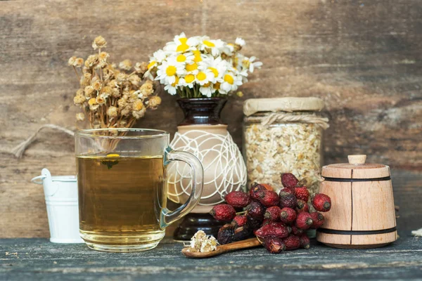 Tasse Kräuterkamillentee Mit Frischen Gänseblümchenblümchen Auf Hölzernem Hintergrund Ärztliche Behandlung — Stockfoto