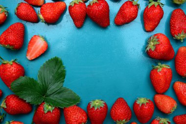 parlak bir arka plan üzerinde taze çilek. Gıda çerçeve arka plan ile metin reklam için yer. yumuşak seçici odak fotoğraf 