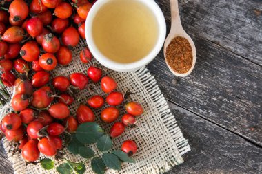 Bitkisel köpek rose çay ile grup şube kuşburnu, Rosa canina kalça, uçucu yağ türleri. Şifalı bitkiler ve otlar kompozisyon 