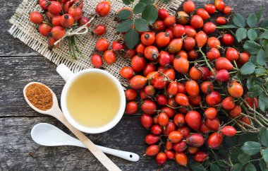 Grup şube Kuşburnu, türleri Rosa canina kalça, esans. Şifalı bitkiler ve otlar kompozisyon