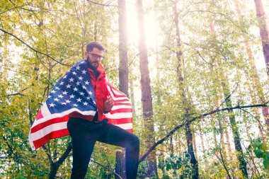 Mutlu 4 Temmuz kartı. adam Amerikan ABD bayrağı, tonlu görüntü sallayarak tutuyor 