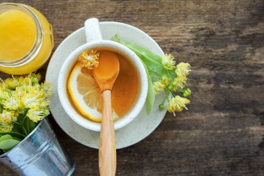 Ihlamur çiçek, bitkisel ilaçlar, bal ve limon ile sağlıklı çay. alternatif veya tamamlayıcı tıp, geleneksel tıp. yumuşak odak resim 