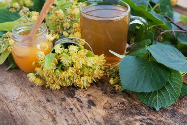 Ihlamur çiçek, bitkisel ilaçlar, bal ve limon ile sağlıklı çay. alternatif veya tamamlayıcı tıp, geleneksel tıp. yumuşak odak resim 