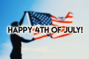 Mutlu 4 Temmuz kartı. adam Amerikan ABD bayrağı, tonlu görüntü sallayarak tutuyor 