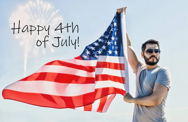 Mutlu 4 Temmuz kartı. adam Amerikan ABD bayrağı, tonlu görüntü sallayarak tutuyor 