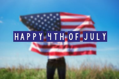 Mutlu 4 Temmuz kartı. adam Amerikan ABD bayrağı, tonlu görüntü sallayarak tutuyor 