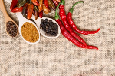 biber biber, eski ahşap, biber tarifi kavram - metin için yer üzerinde çeşitli baharatlar 