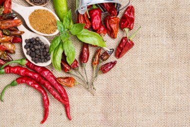 biber biber, eski ahşap, biber tarifi kavram - metin için yer üzerinde çeşitli baharatlar 