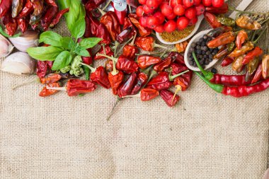 biber biber, eski ahşap, biber tarifi kavram - metin için yer üzerinde çeşitli baharatlar 