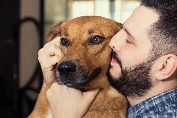 Porträt Eines Gutaussehenden Mannes Der Seinen Schönen Goldroten Hund Umarmt — Stockfoto