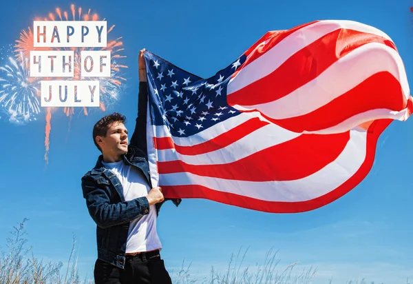 Glücklich Juli Karte Mann Hält Schwenkende Amerikanische Flagge Der Hand — Stockfoto