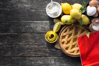 Malzemeler ahşap masa üzerinde pişirme lezzetli limon pasta 