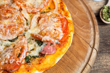 Renkli pizza mozzarella peyniri, tavuk, tatlı biber ve maydanoz ile en iyi görünümü kapatın. İtalyan mutfağı ev yemekleri. tonlu görüntü 