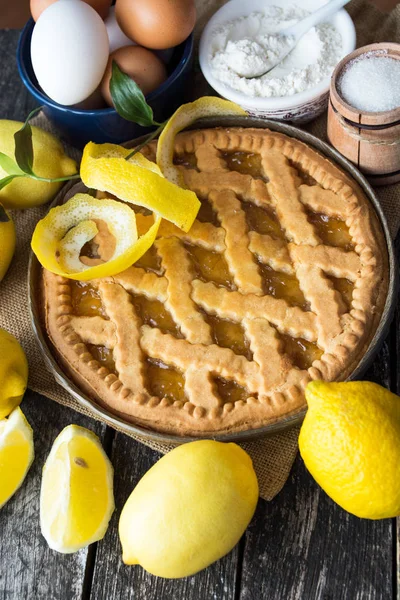 Вкусный Лимонный Пирог Кулинарными Ингредиентами Деревянном Столе — стоковое фото