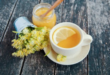 Ihlamur çiçekler bitkisel fincan bal ile sağlıklı çay. alternatif veya tamamlayıcı tıp