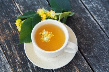 Ihlamur çiçekler bitkisel fincan bal ile sağlıklı çay. alternatif veya tamamlayıcı tıp