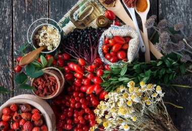 bitkiler kompozisyon otlar: köpek gül, demet şube Kuşburnu, türleri Rosa Canina kalça, uçucu yağ. demet, ıhlamur ve papatya elderberries ve Goji çilek kurutulmuş çiçekler