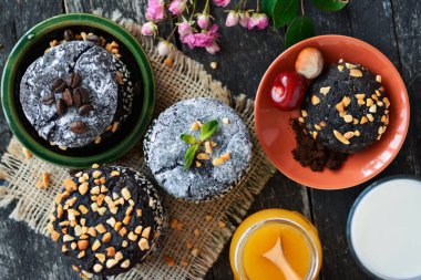 farklı türler Brownie çerezler ve tablo ayarı tatlı bisküvi.