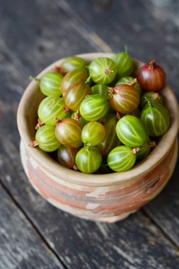 Ahşap Masa üst üzerinde Bektaşi üzümü çilek ile güzel bir plaka var 