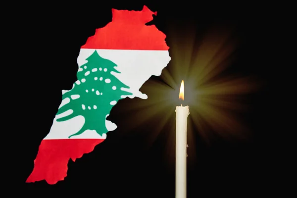 Одна Світла Свічка Горить Яскраво Ліванська Карта Прапором Чорному Тлі — стокове фото