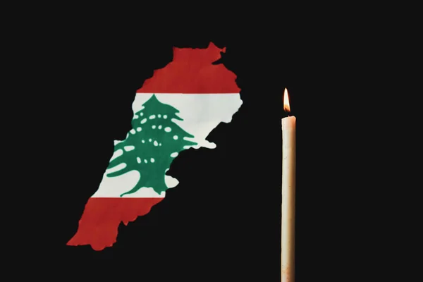 Одна Світла Свічка Горить Яскраво Ліванська Карта Прапором Чорному Тлі — стокове фото