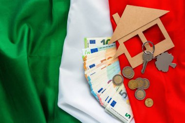 ev ve euro banknotları ve anahtar, İtalyan bayrağının arka planına karşı. Gayrimenkul alımı ve tasarruf kavramı