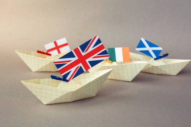 İskoçya, İrlanda, Galler, İngiltere ve Birleşik Krallık bayrağı taşıyan kağıt gemiler, Birlik Bayrağı Saltire - Bağımsızlık
