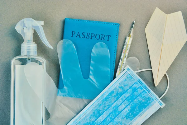 Máscara Facial Médica Avião Papel Passaporte Novas Regras Voo Conceito — Fotografia de Stock