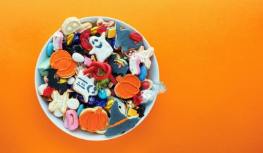 Cadılar Bayramı Jack o Fener şeker kasesi balkabağı tatlısı, şeker ve cadılar bayramı kurabiyeleri Şeker ya da Şeker