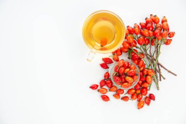 Köpek gülü, bir demet Rosehips, Rosa canina kalçası ve bitkisel çay - şifalı bitkiler bileşimi
