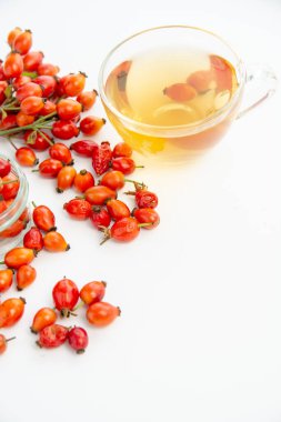 Köpek gülü, bir demet Rosehips, Rosa canina kalçası ve bitkisel çay - şifalı bitkiler bileşimi