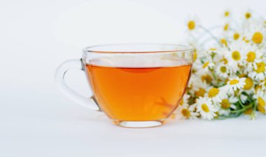 Bir fincan bitkisel papatya çayı ve papatya çiçeği doktor tedavisi ve bağışıklık konsepti, ilaç - halk, alternatif, tamamlayıcı, geleneksel tıp