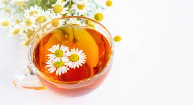 Bir fincan bitkisel papatya çayı ve papatya çiçeği doktor tedavisi ve bağışıklık konsepti, ilaç - halk, alternatif, tamamlayıcı, geleneksel tıp