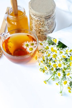 Bir fincan bitkisel papatya çayı ve papatya çiçeği doktor tedavisi ve bağışıklık konsepti, ilaç - halk, alternatif, tamamlayıcı, geleneksel tıp