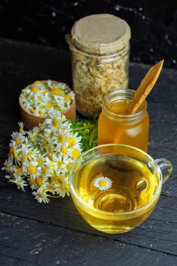 Bir fincan bitkisel papatya çayı ve papatya çiçeği doktor tedavisi ve bağışıklık konsepti, ilaç - halk, alternatif, tamamlayıcı, geleneksel tıp