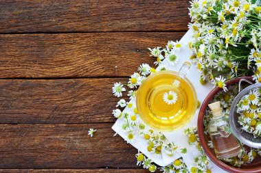 Bir fincan bitkisel papatya çayı ve papatya çiçeği doktor tedavisi ve bağışıklık konsepti, ilaç - halk, alternatif, tamamlayıcı, geleneksel tıp