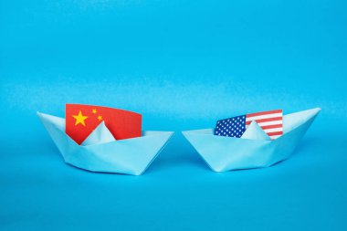 ABD ve Çin bayraklı kağıt gemi çatışma, sevkiyat veya serbest ticaret anlaşması ve üyelik kavramı
