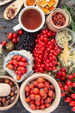 Gül kalçası, papatya çayı, köpek gülü yağı deniz dikeni ve goji üzümü. viburnum dalı Şifalı bitkiler ve şifalı bitkiler