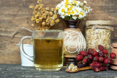 Beyaz arka plan doktoru tedavisi ve bağışıklık konsepti, ilaç - halk, alternatif, tamamlayıcı, geleneksel tıp üzerine bir fincan papatya çayı ve papatya çiçeği.