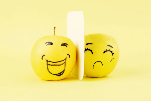 Różne Emocje Szczęśliwego Uśmiechu Radości Smutku Gniewu Twarz Jabłkach Abstrakcyjny — Zdjęcie stockowe