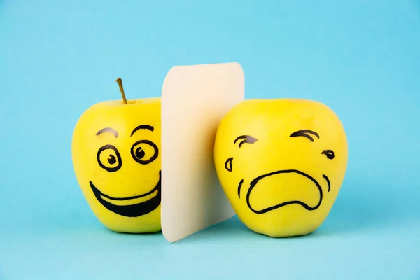 Różne Emocje Szczęśliwego Uśmiechu Radości Smutku Gniewu Twarz Jabłkach Abstrakcyjny — Zdjęcie stockowe