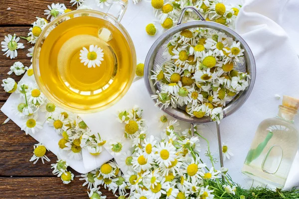 Tasse Pflanzlicher Kamillentee Und Gänseblümchenblümchen Arzt Behandlung Und Prävention Des — Stockfoto