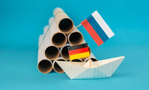 Papírový Člun Plynovody Vlajka Ruska Německa Evropské Unie Abstraktní Vize — Stock fotografie