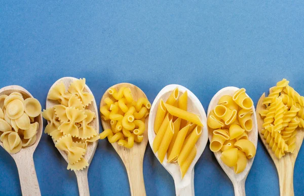 Çeşitli şekillerde çiğ İtalyan makarnası. Geleneksel İtalyan yemekleri.