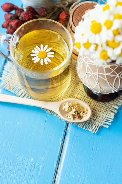 Tasse Pflanzlicher Kamillentee Und Margeritenblüten Auf Weißem Hintergrund Arzt Behandlung — Stockfoto