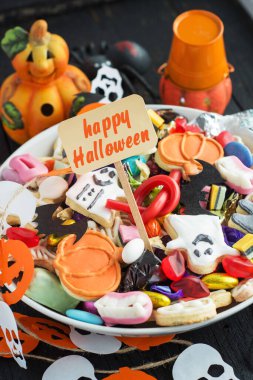 Cadılar Bayramı Jack o Fener şeker kasesi içinde şeker ve cadılar bayramı kurabiyeleri Kara tahta arka planda şaka veya ikram